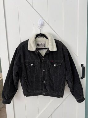 Mustang corduroy jacket featuring a faux sherpa lining size small